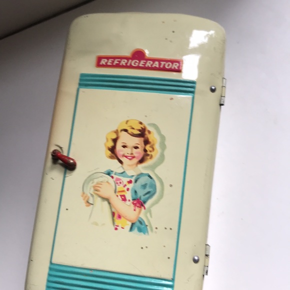 Vintage metal toy refrigerator. - Picture 7 of 8